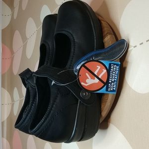 Easy Street Black Slip-Resistant Women's Shoes